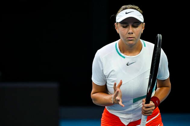 TENNIS AUSTRALIAN OPEN, Amanda Anisimova of the United States reacts during her 4th round Women?s singles match against Ashleigh Barty of Australia on Day 7 of the Australian Open at Melbourne Park in Melbourne, Sunday, January 23, 2022. ( NO ARCHIVING, EDITORIAL USE ONLY, NO USE IN BOOKS WITHOUT CONSENT MELBOURNE VIC AUSTRALIA  Copyright: xDEANxLEWINSx 20220123001616162715