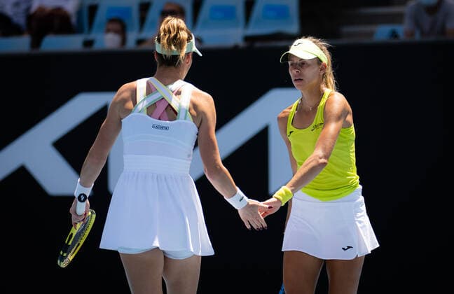 January 23, 2022, MELBOURNE, AUSTRALIA: Bernarda Pera of the United States & Magda Linette of Poland in action during the second round of doubles at the 2022 Australian Open Grand Slam Tennis Tournament MELBOURNE AUSTRALIA - ZUMAa181 20220123_zaa_a181_039 Copyright: xRobxPrangex