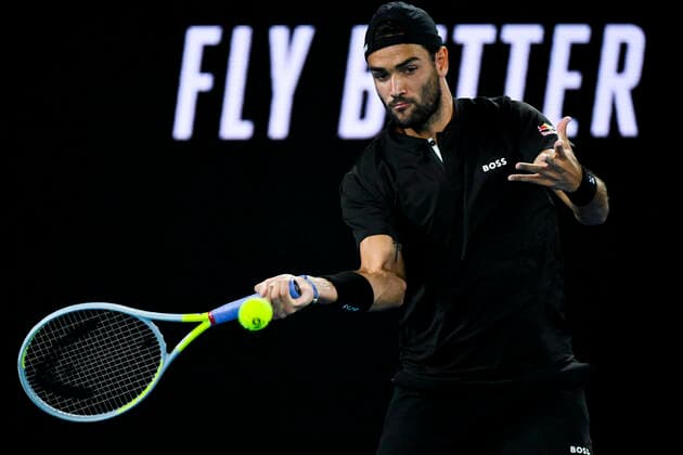 TENNIS AUSTRALIAN OPEN, Matteo Berrettini of Italy plays a shot during his 4th round match against Pablo Carreno Busta of Spain on Day 7 of the Australian Open at Melbourne Park in Melbourne, Sunday, January 23, 2022. ( NO ARCHIVING, EDITORIAL USE ONLY, NO USE IN BOOKS WITHOUT CONSENT MELBOURNE VIC AUSTRALIA  Copyright: xDEANxLEWINSx 20220123001616170856