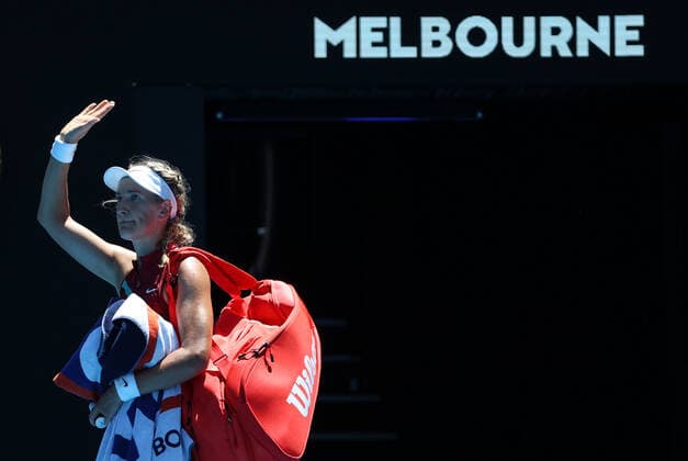 (220123) -- MELBOURNE, Jan. 23, 2022 -- Victoria Azarenka of Belarus greets the audience after the women s singles 4th round match against Barbora Krejcikova of the Czech Republic at Australian Open 2022 in Melbourne, Australia, Jan. 23, 2022. ) (SP)AUSTRALIA-MELBOURNE-TENNIS-AUSTRALIAN OPEN-WOMEN S SINGLES-4TH ROUND BaixXuefei 