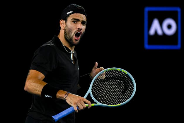 TENNIS AUSTRALIAN OPEN, Matteo Berrettini of Italy reacts during his 4th round match against Pablo Carreno Busta of Spain on Day 7 of the Australian Open at Melbourne Park in Melbourne, Sunday, January 23, 2022. ( NO ARCHIVING, EDITORIAL USE ONLY, NO USE IN BOOKS WITHOUT CONSENT MELBOURNE VIC AUSTRALIA  Copyright: xDEANxLEWINSx 20220123001616174673