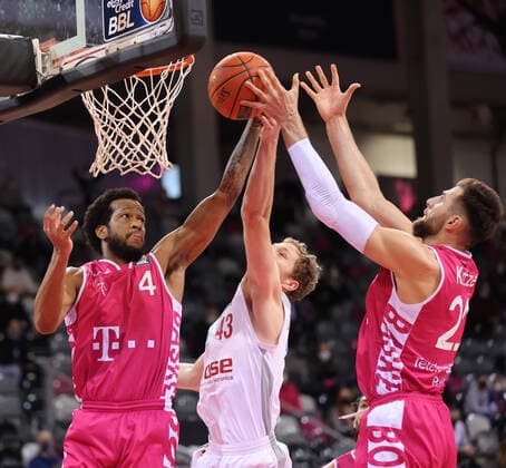 Bonn, Germany 23 01 2022, Basketball Bundesliga, 18 Matchday, BBL, Telekom Baskets Bonn vs Brose Bamberg, Justin Gorham Bonn , Christian Sengfelder Bamberg , Leon Kratzer Bonn