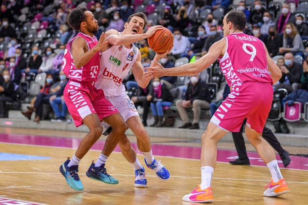 easyCredit BBL, Telekom Baskets Bonn vs Brose Bamberg, 23 01 2022 Omar Prewitt Brose Bamberg, 4 , Parker Jackson Cartwright Telekom Baskets Bonn, 33 , Karsten Tadda Telekom Baskets Bonn, 9 , easyCredit BBL, Telekom Baskets Bonn vs Brose Bamberg on 23 01 2022 at Telekom Dome Bonn, Bonn Nordrhein Westfalen Copyright: xBEAUTIFULxSPORTS Mueller-Laschetx