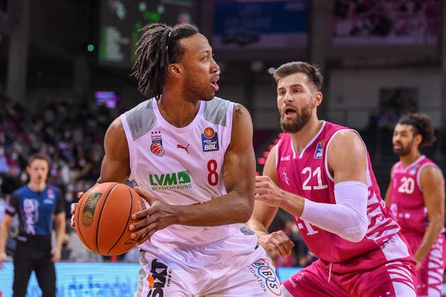 easyCredit BBL, Telekom Baskets Bonn vs Brose Bamberg, 23 01 2022 Akil Mitchell Brose Bamberg, 8 , Leon Kratzer Telekom Baskets Bonn, 21 , easyCredit BBL, Telekom Baskets Bonn vs Brose Bamberg on 23 01 2022 at Telekom Dome Bonn, Bonn Nordrhein Westfalen Copyright: xBEAUTIFULxSPORTS Mueller-Laschetx