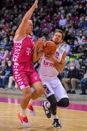 easyCredit BBL, Telekom Baskets Bonn vs Brose Bamberg, 23 01 2022 Tomas Kyzlink Brose Bamberg, 77 , Karsten Tadda Telekom Baskets Bonn, 9 , easyCredit BBL, Telekom Baskets Bonn vs Brose Bamberg on 23 01 2022 at Telekom Dome Bonn, Bonn Nordrhein Westfalen Copyright: xBEAUTIFULxSPORTS Mueller-Laschetx