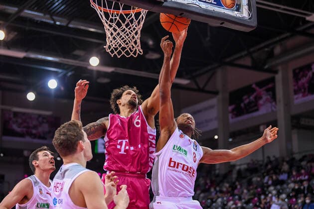 easyCredit BBL, Telekom Baskets Bonn vs Brose Bamberg, 23 01 2022 Akil Mitchell Brose Bamberg, 8 , Michael Kessens Telekom Baskets Bonn, 6 , easyCredit BBL, Telekom Baskets Bonn vs Brose Bamberg on 23 01 2022 at Telekom Dome Bonn, Bonn Nordrhein Westfalen Copyright: xBEAUTIFULxSPORTS Mueller-Laschetx