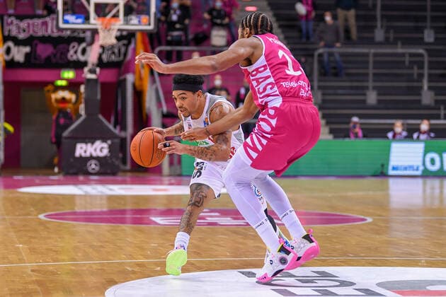 easyCredit BBL, Telekom Baskets Bonn vs Brose Bamberg, 23 01 2022 Justin Robinson Brose Bamberg, 12 , Javontae Hawkins Telekom Baskets Bonn, 13 , easyCredit BBL, Telekom Baskets Bonn vs Brose Bamberg on 23 01 2022 at the Telekom Dome Bonn, Bonn North Rhine Westphalia Copyright: xBEAUTIFULxSPORTS Mueller-Laschetx