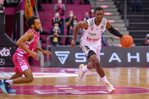 easyCredit BBL, Telekom Baskets Bonn vs Brose Bamberg, 23 01 2022 Shannon Scott Brose Bamberg, 7 , Parker Jackson Cartwright Telekom Baskets Bonn, 33 , easyCredit BBL, Telekom Baskets Bonn vs Brose Bamberg on 23 01 2022 at Telekom Dome Bonn, Bonn Nordrhein Westfalen Copyright: xBEAUTIFULxSPORTS Mueller-Laschetx