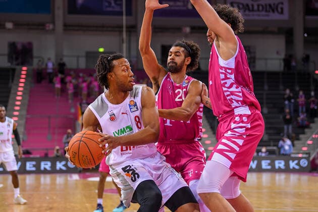 easyCredit BBL, Telekom Baskets Bonn vs Brose Bamberg, 23 01 2022 Akil Mitchell Brose Bamberg, 8 , Jeremy Morgan Telekom Baskets Bonn, 20 , Michael Kessens Telekom Baskets Bonn, 6 , easyCredit BBL, Telekom Baskets Bonn vs Brose Bamberg on 23 01 2022 at the Telekom Dome Bonn, Bonn North Rhine Westphalia Copyright: xBEAUTIFULxSPORTS Mueller-Laschetx
