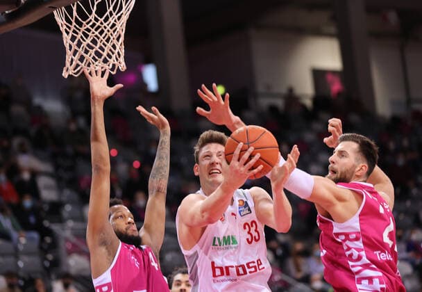 Bonn, Germany 23 01 2022, Basketball Bundesliga, 18 Matchday, BBL, Telekom Baskets Bonn vs Brose Bamberg, Justin Gorham Bonn , Patrick Heckmann Bamberg , Leon Kratzer Bonn