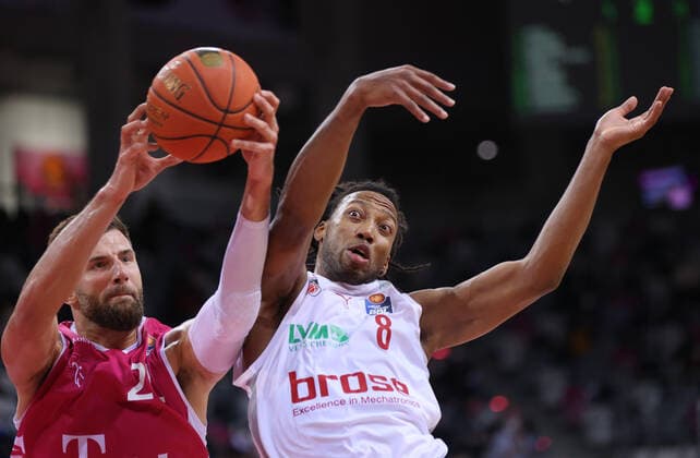 Bonn, Germany 23 01 2022, Basketball Bundesliga, 18 Matchday, BBL, Telekom Baskets Bonn vs Brose Bamberg, Leon Kratzer Bonn , Akil Mitchell Bamberg