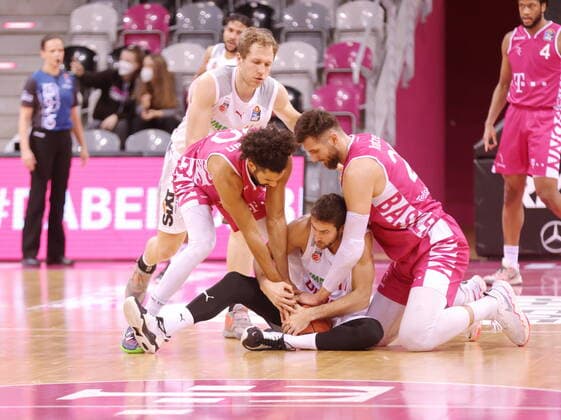 Jeremy Morgan, Leon Kratzer Telekom Baskets Bonn vs Tomas Kyzlink Brose Bamberg , on the ground easyCredit BBL 1 Bundesliga , 2021 2022 season , Hauptrunde 18 Spieltag