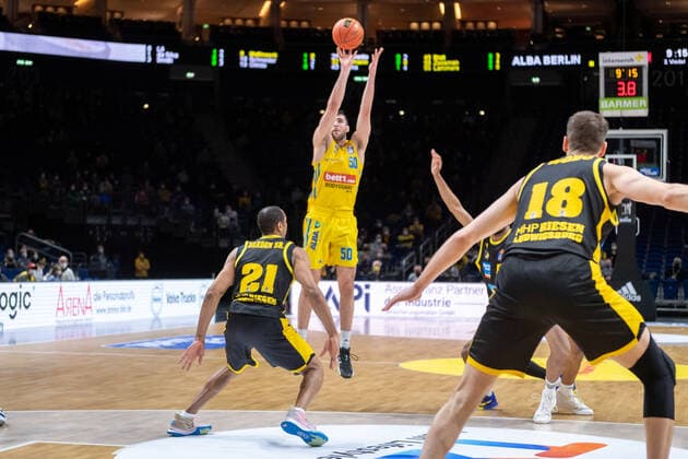 Basketball Berlin 23 01 2022 Season 2021 2022 1 Bundesliga easyCredit BBL Alba Berlin MHP Riesen Ludwigsburg Javel Zoosman Alba Berlin, No 50 Tremmell Darden Ludwigsburg, No 21