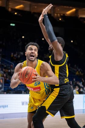 Basketball Berlin 23 01 2022 Season 2021 2022 1 Bundesliga easyCredit BBL Alba Berlin MHP Riesen Ludwigsburg Johannes Thiemann Alba Berlin, No 32 Yorman Polas Bartolo Ludwigsburg, No 13