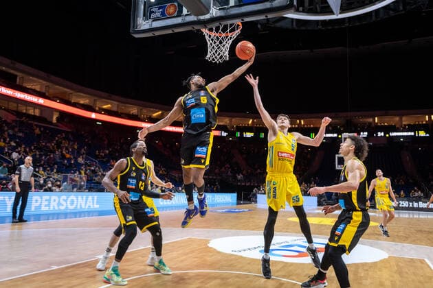 Basketball Berlin 23 01 2022 Season 2021 2022 1 Bundesliga easyCredit BBL Alba Berlin MHP Riesen Ludwigsburg Justin Simon Ludwigsburg, No 05 Ben Lammers Alba Berlin, No 55