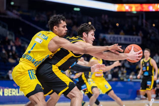 Basketball Berlin 23 01 2022 Season 2021 2022 1 Bundesliga easyCredit BBL Alba Berlin MHP Riesen Ludwigsburg Ethan Happ Ludwigsburg, No 24 Oscar Da Silva Alba Berlin, No 01