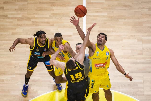 Basketball Berlin 23 01 2022 Season 2021 2022 1 Bundesliga easyCredit BBL Alba Berlin MHP Riesen Ludwigsburg Oscar Da Silva Alba Berlin, No 01 Jonas Wohlfarth Bottermann Ludwigsburg, No 18