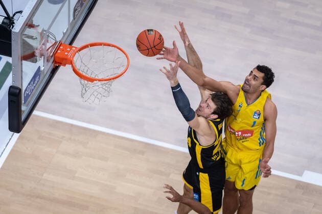 Basketball Berlin 23 01 2022 Season 2021 2022 1 Bundesliga easyCredit BBL Alba Berlin MHP Riesen Ludwigsburg Oscar Da Silva Alba Berlin, No 01 Ethan Happ Ludwigsburg, No 24