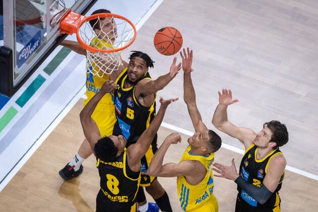 Basketball Berlin 23 01 2022 Season 2021 2022 1 Bundesliga easyCredit BBL Alba Berlin MHP Riesen Ludwigsburg Louis Olinde Alba Berlin, No 19 Justin Simon Ludwigsburg, No 05 Ethan Happ Ludwigsburg, No 24 James Woodard Ludwigsburg, No 08