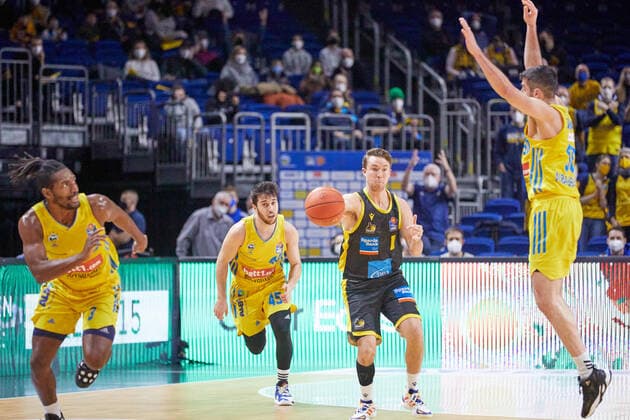 Attack Ludwigsburg,Jordan Hulls MHP Riesen Ludwigsburg, 1 ,Tamir Blatt Alba Berlin, 45 ,GER,Basketball,BBL,18 Matchday,Season 2021 2022,Alba Berlin vs MHP Riesen Ludwigsburg,23 01 2022, 15 00, GER, Basketball,BBL,18 Matchday,Season 2021 2022,Alba Berlin vs MHP Riesen Ludwigsburg,23 01 2022, 15 00,Foto Eibner Gerd Gruhn Berliin Copyright: xGerdxGruhnx EP_GGN