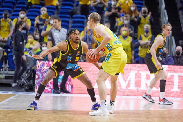 Attack Alba Berlin,Luke Sikma Alba Berlin, 43 ,Justin Simon MHP Riesen Ludwigsburg, 5 ,GER,Basketball,BBL,18 Matchday,Season 2021 2022,Alba Berlin vs MHP Riesen Ludwigsburg,23 01 2022, 15 00, GER, Basketball,BBL,18 Matchday,Season 2021 2022,Alba Berlin vs MHP Riesen Ludwigsburg,23 01 2022, 15 00,Foto Eibner Gerd Gruhn Berliin Copyright: xGerdxGruhnx EP_GGN