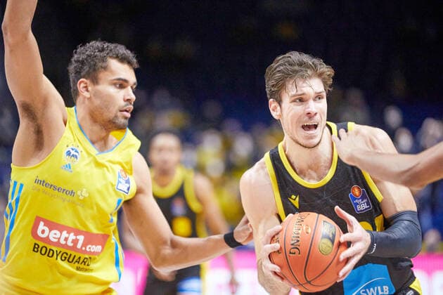 Attack,GER,Basketball,BBL,18 Matchday,Season 2021 2022,Alba Berlin vs MHP Riesen Ludwigsburg,23 01 2022, 15 00,GER,Basketball,BBL,18 Matchday,Season 2021 2022,Alba Berlin vs MHP Riesen Ludwigsburg,23 01 2022, 15 00,Foto Eibner Gerd Gruhn Berliin Copyright: xGerdxGruhnx EP_GGN
