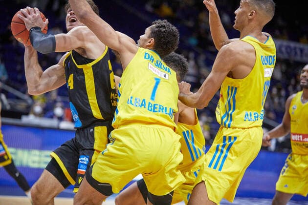 Attack MHPLudwigsburg,Ethan Happ MHP Riesen Ludwigsburg, 24 ,Oscar Da Silva Alba Berlin, 1 ,GER,Basketball,BBL,18 Matchday,Season 2021 2022,Alba Berlin vs MHP Riesen Ludwigsburg,23 01 2022, 15 00, GER, Basketball,BBL,18 Matchday,Season 2021 2022,Alba Berlin vs MHP Riesen Ludwigsburg,23 01 2022, 15 00,Foto Eibner Gerd Gruhn Berliin Copyright: xGerdxGruhnx EP_GGN