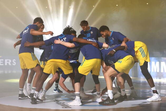 DEU, easyCredit BBL, ALBA vs Ludwigsburg, 23 01 2022, Mercedes Benz Arena, Berlin, DEU, easyCredit BBL, ALBA vs Ludwigsburg, in picture ALBA players circle nordphotoxGmbHx xEngler nph00076