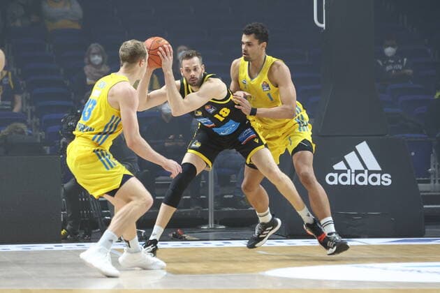 DEU, easyCredit BBL, ALBA vs Ludwigsburg, 23 01 2022, Mercedes Benz Arena, Berlin, DEU, easyCredit BBL, ALBA vs Ludwigsburg, in picture Luke Sikma ALBA Berlin 43 , Oscar da Silva ALBA Berlin 1 , Jonas Wohlfarth Bottermann Ludwigsburg 18 nordphotoxGmbHx xEngler nph00076