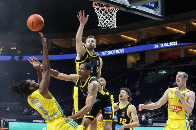 DEU, easyCredit BBL, ALBA vs Ludwigsburg, 23 01 2022, Mercedes Benz Arena, Berlin, DEU, easyCredit BBL, ALBA vs Ludwigsburg, in picture Jaleen Smith ALBA Berlin 3 , Luke Sikma ALBA Berlin 43 , Jonas Wohlfarth Bottermann Ludwigsburg 18 , Trommel Darden Ludwigsburg 21 , Jonah Radrbaugh Ludwigsburg 12 nordphotoxGmbHx xEngler nph00076