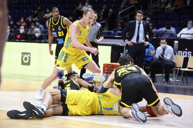 DEU, easyCredit BBL, ALBA vs Ludwigsburg, 23 01 2022, Mercedes Benz Arena, Berlin, DEU, easyCredit BBL, ALBA vs Ludwigsburg, in picture Luke Sikma ALBA Berlin 43 , Oscar da Silva ALBA Berlin 1 , Justin Simon Ludwigsburg 5 , Ethan Happ Ludwigsburg 24 , Trommel Darden Ludwigsburg 21 nordphotoxGmbHx xEngler nph00076