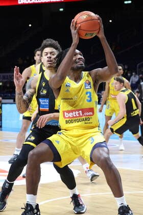 DEU, easyCredit BBL, ALBA vs Ludwigsburg, 23 01 2022, Mercedes Benz Arena, Berlin, DEU, easyCredit BBL, ALBA vs Ludwigsburg, in picture Jaleen Smith ALBA Berlin 3 , Jonah Radrbaugh Ludwigsburg 12 nordphotoxGmbHx xEngler nph00076