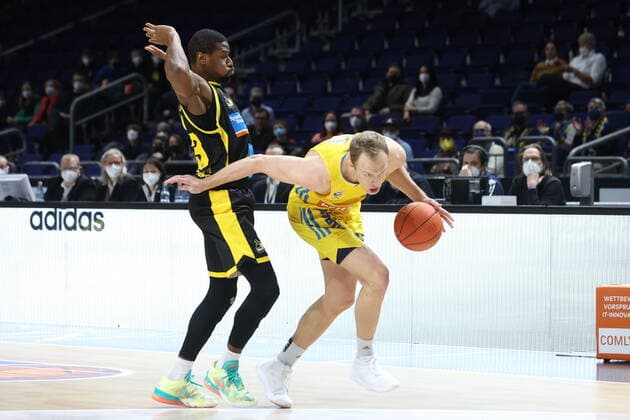 DEU, easyCredit BBL, ALBA vs Ludwigsburg, 23 01 2022, Mercedes Benz Arena, Berlin, DEU, easyCredit BBL, ALBA vs Ludwigsburg, in picture Luke Sikma ALBA Berlin 43 , Yorman Polas Bartolo Ludwigsburg 13 nordphotoxGmbHx xEngler nph00076