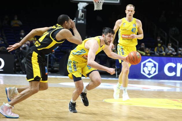 DEU, easyCredit BBL, ALBA vs Ludwigsburg, 23 01 2022, Mercedes Benz Arena, Berlin, DEU, easyCredit BBL, ALBA vs Ludwigsburg, in picture Yovel Zoosman ALBA Berlin 50 , Luke Sikma ALBA Berlin 43 , Drum Darden Ludwigsburg 21 nordphotoxGmbHx xEngler nph00076