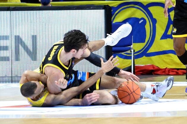 DEU, easyCredit BBL, ALBA vs Ludwigsburg, 23 01 2022, Mercedes Benz Arena, Berlin, DEU, easyCredit BBL, ALBA vs Ludwigsburg, in picture Louis Olinde ALBA Berlin 19 , Ethan Happ Ludwigsburg 24 , nordphotoxGmbHx xEngler nph00076