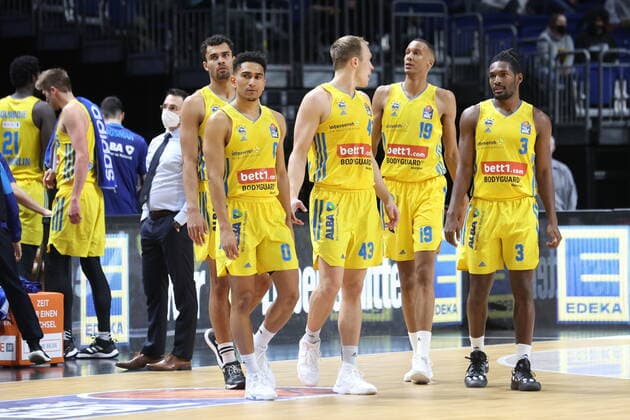 DEU, easyCredit BBL, ALBA vs Ludwigsburg, 23 01 2022, Mercedes Benz Arena, Berlin, DEU, easyCredit BBL, ALBA vs Ludwigsburg, in picture ALBA players circle Oscar da Silva ALBA Berlin 1 , Maodo Lo ALBA Berlin 0 , Luke Sikma ALBA Berlin 43 , Louis Olinde ALBA Berlin 19 , Jaleen Smith ALBA Berlin 3 nordphotoxGmbHx xEngler nph00076