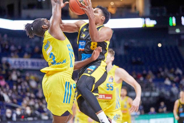 Attack Ludwigsburg,James Woodard MHP Riesen Ludwigsburg, 8 ,Jaleen Smith Alba Berlin, 3 ,GER,Basketball,BBL,18 Matchday,Season 2021 2022,Alba Berlin vs MHP Riesen Ludwigsburg,23 01 2022, 15 00, GER, Basketball,BBL,18 Matchday,Season 2021 2022,Alba Berlin vs MHP Riesen Ludwigsburg,23 01 2022, 15 00,Foto Eibner Gerd Gruhn Berliin Copyright: xGerdxGruhnx EP_GGN