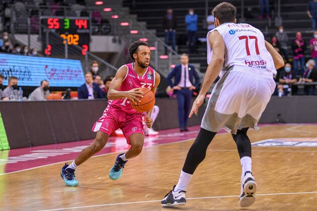 easyCredit BBL, Telekom Baskets Bonn vs Brose Bamberg, 23 01 2022 Parker Jackson Cartwright Telekom Baskets Bonn, 33 , Tomas Kyzlink Brose Bamberg, 77 , easyCredit BBL, Telekom Baskets Bonn vs Brose Bamberg on 23 01 2022 at Telekom Dome Bonn, Bonn Nordrhein Westfalen Copyright: xBEAUTIFULxSPORTS Mueller-Laschetx