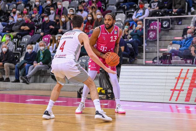 easyCredit BBL, Telekom Baskets Bonn vs Brose Bamberg, 23 01 2022 Javontae Hawkins Telekom Baskets Bonn, 13 , Omar Prewitt Brose Bamberg, 4 , easyCredit BBL, Telekom Baskets Bonn vs Brose Bamberg on 23 01 2022 at Telekom Dome Bonn, Bonn Nordrhein Westfalen Copyright: xBEAUTIFULxSPORTS Mueller-Laschetx