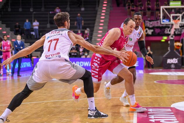 easyCredit BBL, Telekom Baskets Bonn vs Brose Bamberg, 23 01 2022 Karsten Tadda Telekom Baskets Bonn, 9 , Tomas Kyzlink Brose Bamberg, 77 , easyCredit BBL, Telekom Baskets Bonn vs Brose Bamberg on 23 01 2022 at Telekom Dome Bonn, Bonn Nordrhein Westfalen Copyright: xBEAUTIFULxSPORTS Mueller-Laschetx