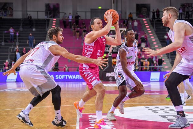 easyCredit BBL, Telekom Baskets Bonn vs Brose Bamberg, 23 01 2022 Karsten Tadda Telekom Baskets Bonn, 9 , Tomas Kyzlink Brose Bamberg, 77 , Shannon Scott Brose Bamberg, 7 , easyCredit BBL, Telekom Baskets Bonn vs Brose Bamberg on 23 01 2022 at the Telekom Dome Bonn, Bonn North Rhine Westphalia Copyright: xBEAUTIFULxSPORTS Mueller-Laschetx