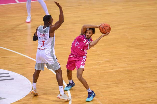 easyCredit BBL, Telekom Baskets Bonn vs Brose Bamberg, 23 01 2022 Parker Jackson Cartwright Telekom Baskets Bonn, 33 , Shannon Scott Brose Bamberg, 7 , easyCredit BBL, Telekom Baskets Bonn vs Brose Bamberg on 23 01 2022 at Telekom Dome Bonn, Bonn Nordrhein Westfalen Copyright: xBEAUTIFULxSPORTS Mueller-Laschetx