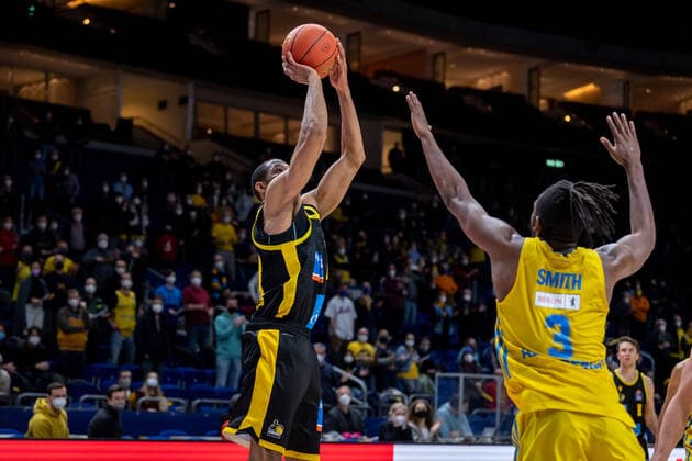 Basketball Berlin 23 01 2022 Season 2021 2022 1 Bundesliga easyCredit BBL Alba Berlin MHP Riesen Ludwigsburg Tremmell Darden Ludwigsburg, No 21 Jaleen Smith Alba Berlin, No 03 last throw for victory