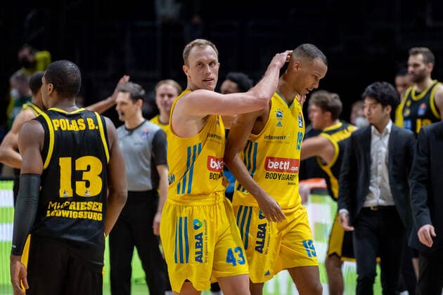 Basketball Berlin 23 01 2022 season 2021 2022 1 Bundesliga easyCredit BBL Alba Berlin MHP Riesen Ludwigsburg Luke Sikma Alba Berlin, No 43 consoles Louis Olinde Alba Berlin, No 19