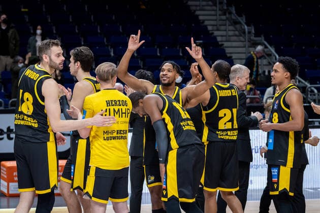 Basketball Berlin 23 01 2022 season 2021 2022 1 Bundesliga easyCredit BBL Alba Berlin MHP Riesen Ludwigsburg Justin Simon Ludwigsburg, No 05 cheers and others