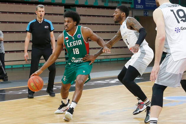 Basketball FIBA Europa Cup 3 Matchday Group I Round 2 at Oberfrankenhalle in Bayreuth Season 2021 2022 Medi Bayreuth vs Legia Warszawa Sacar Anim Medi Bayreuth 2 right Raymond Cowels III Legia Warszawa 18 left