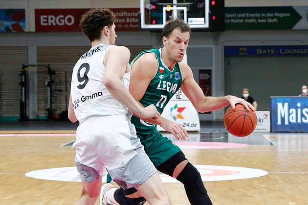 Basketball FIBA Europa Cup 3 Matchday Group I Round 2 at Oberfrankenhalle in Bayreuth Season 2021 2022 Medi Bayreuth vs Legia Warszawa Kay Bruhnke Medi Bayreuth 9 left Jure Skific Legia Warszawa 11 right