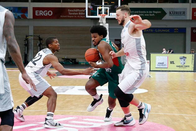 Basketball FIBA Europa Cup 3 Matchday Group I Round 2 at Oberfrankenhalle in Bayreuth Season 2021 2022 Medi Bayreuth vs Legia Warszawa Cameron Wells Medi Bayreuth 22 left Martynas Sajus Medi Bayreuth 19 right Raymond Cowels III Legia Warszawa 18 center