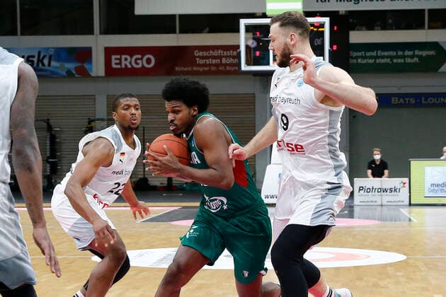 Basketball FIBA Europa Cup 3 Matchday Group I Round 2 at Oberfrankenhalle in Bayreuth Season 2021 2022 Medi Bayreuth vs Legia Warszawa Cameron Wells Medi Bayreuth 22 left Martynas Sajus Medi Bayreuth 19 right Raymond Cowels III Legia Warszawa 18 center