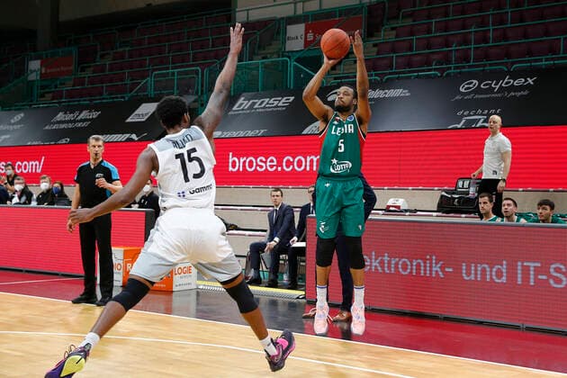 Basketball FIBA Europa Cup 3 Matchday Group I Round 2 at Oberfrankenhalle in Bayreuth Season 2021 2022 Medi Bayreuth vs Legia Warszawa Terry Allen Medi Bayreuth 15 left Muhammad Ali Abdur Rahkman Legia Warszawa 5